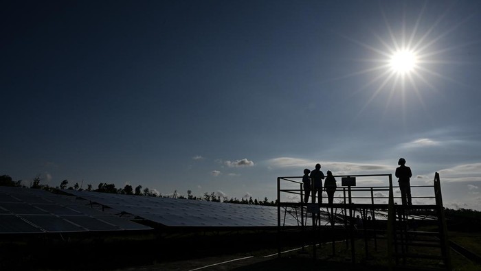 Petugas membersihkan panel Pembangkit Listrik Tenaga Surya (PLTS) on grid Sengkol kapasitas 7 megawatt peak (MWp) di Sengkol, Praya, Lombok Tengah, NTB, Kamis (16/10/2025). Hingga saat ini PLN UIW NTB mengelola 19 unit pembangkit energi baru terbarukan (EBT) dengan total kapasitas 37,604 MW yang terdiri dari 56,2 persen PLTS dan 43,8 persen Pembangkit Listrik Tenaga Mikro Hidro (PLTMH) dengan rata-rata produksi sebesar 13,61 gigawatt hour (GWh) per bulan. ANTARA FOTO/Ahmad Subaidi