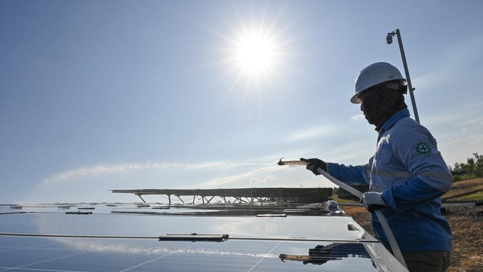 Petugas membersihkan panel Pembangkit Listrik Tenaga Surya (PLTS) on grid Sengkol kapasitas 7 megawatt peak (MWp) di Sengkol, Praya, Lombok Tengah, NTB, Kamis (16/10/2025). Hingga saat ini PLN UIW NTB mengelola 19 unit pembangkit energi baru terbarukan (EBT) dengan total kapasitas 37,604 MW yang terdiri dari 56,2 persen PLTS dan 43,8 persen Pembangkit Listrik Tenaga Mikro Hidro (PLTMH) dengan rata-rata produksi sebesar 13,61 gigawatt hour (GWh) per bulan. ANTARA FOTO/Ahmad Subaidi