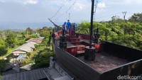 Selain bangunan ala negeri dongeng, ada juga area coffee shop dengan replika kapal laut yang luas. Cocok digunakan untuk spot foto yang instagramable.