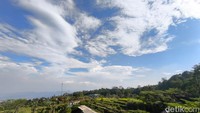 Di area bangunan ala negeri dongeng tersebut terdapat jembatan besi yang memiliki panorama indah
