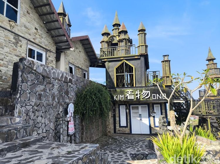 Pesona Negeri Dongeng Eropa di Pondok Cai Pinus Kuningan