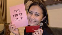Prilly Latuconsina mendapatkan lima kado istimewa dari kekasihnya, Omara Esteghlal. Kado pertama adalah jam tangan vintage yang sudah dinantikan sejak lama. Foto: dok instagram Prilly Latuconsina