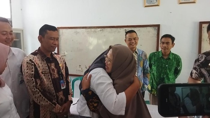 Orangtua siswa SMAN 1 Cimarga dan Kepsek berpelukan usai sepakat damai