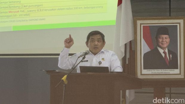 Paparan soal Sesar Lasem yang memiliki potensi gempa bumi oleh Direktur Gempa Bumi dan Tsunami BMKG Pusat, di Rembang, Kamis (16/20/2025).