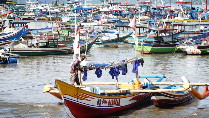 Nelayan menepikan kapalnya di kolam labuh Pelabuhan Perikanan Pantai (PPP) Popoh, Tulungagung, Jawa Timur, Rabu (15/10/2025). Pemerintah menyiapkan pengembangan dermaga 2 dan fasilitas cold storage untuk meningkatkan efisiensi bongkar muat hasil tangkap dan memperkuat pelabuhan pantai selatan tersebut sebagai hub logistik perikanan nasional. ANTARA FOTO/Destyan Sujarwoko/rwa.