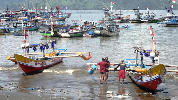 Nelayan menepikan kapalnya di kolam labuh Pelabuhan Perikanan Pantai (PPP) Popoh, Tulungagung, Jawa Timur, Rabu (15/10/2025). Pemerintah menyiapkan pengembangan dermaga 2 dan fasilitas cold storage untuk meningkatkan efisiensi bongkar muat hasil tangkap dan memperkuat pelabuhan pantai selatan tersebut sebagai hub logistik perikanan nasional. ANTARA FOTO/Destyan Sujarwoko/rwa.
