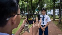 Pelajar memanfaatkan akses internet publik (JakWiFi) milik Pemprov DKI Jakarta untuk belajar di Taman Puring, Jakarta, Kamis (16/10/2025). Pemerintah terus berupaya menciptakan ruang digital yang ramah anak salah satunya melalui penerbitan Peraturan Pemerintah tentang Tunas Anak Indonesia (PP Tunas) yang mendorong peningkatan literasi digital, keamanan siber serta partisipasi anak dalam ekosistem digital yang sehat. ANTARA FOTO/Bayu Pratama S
