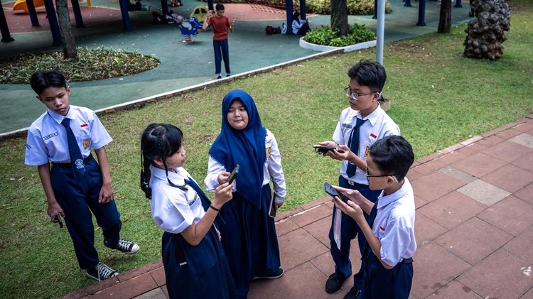 Pelajar memanfaatkan akses internet publik (JakWiFi) milik Pemprov DKI Jakarta untuk belajar di Taman Puring, Jakarta, Kamis (16/10/2025). Pemerintah terus berupaya menciptakan ruang digital yang ramah anak salah satunya melalui penerbitan Peraturan Pemerintah tentang Tunas Anak Indonesia (PP Tunas) yang mendorong peningkatan literasi digital, keamanan siber serta partisipasi anak dalam ekosistem digital yang sehat. ANTARA FOTO/Bayu Pratama S