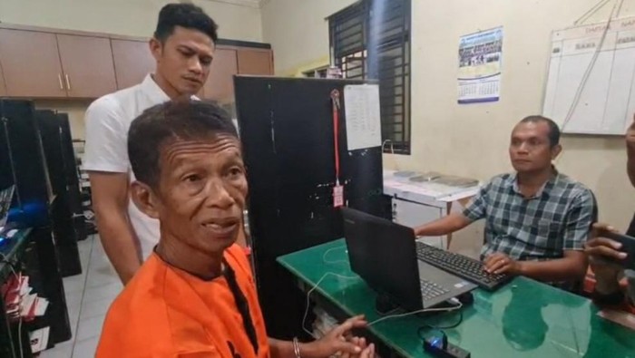 Pelaku Mawardi saat ditahan di kantor polisi. (Foto: dok. Polsek Medan Timur)