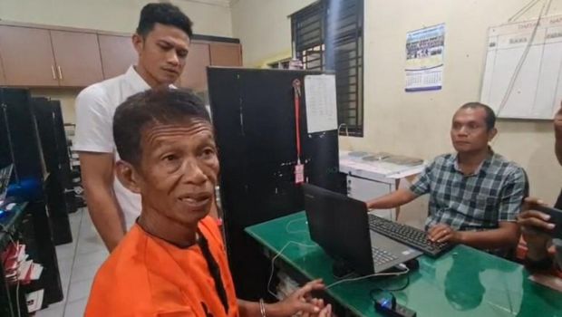 Pelaku Mawardi saat ditahan di kantor polisi. (Foto: dok. Polsek Medan Timur)