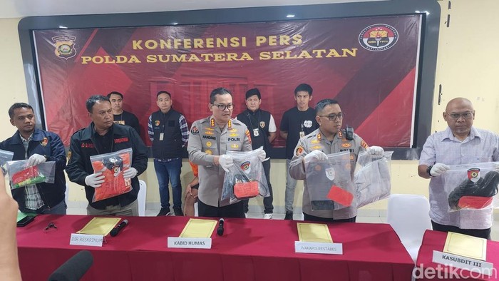 Polisi menggelar konfrensi pers kasus pembunuhan wanita hamil tewas di hotel Palembang.