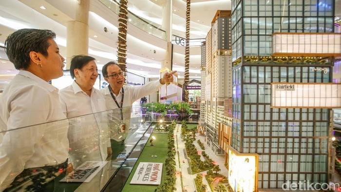 Pengunjung mengamati maket hunian apartemen pada Pameran Pakuwon Properti Expo 2025 di Mal Kota Kasablanka, Jakarta, Kamis (16/10/2025). Pameran ini digelar menyambut kebijakan perpanjangan fasilitas PPN Ditanggung Pemerintah (PPN DTP).