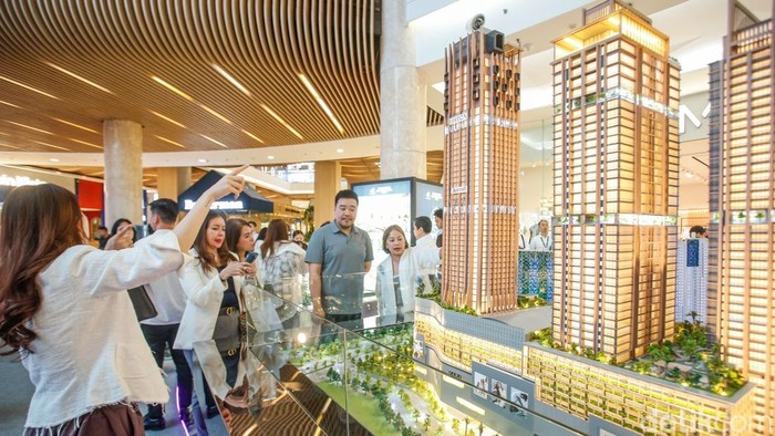 Pengunjung mengamati maket hunian apartemen pada Pameran Pakuwon Properti Expo 2025 di Mal Kota Kasablanka, Jakarta, Kamis (16/10/2025). Pameran ini digelar menyambut kebijakan perpanjangan fasilitas PPN Ditanggung Pemerintah (PPN DTP).