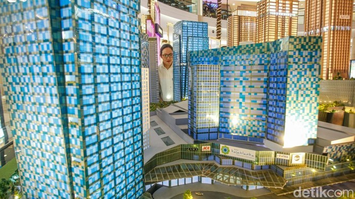 Pengunjung mengamati maket hunian apartemen pada Pameran Pakuwon Properti Expo 2025 di Mal Kota Kasablanka, Jakarta, Kamis (16/10/2025). Pameran ini digelar menyambut kebijakan perpanjangan fasilitas PPN Ditanggung Pemerintah (PPN DTP).