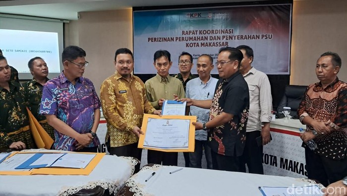 Pemkot Makassar Penyerahan prasarana, sarana, dan utilitas (PSU) dari perumahan ke Pemkot Makassar di Ruang Sipakalebbi Balai Kota Makassar, Kamis (16/10/2025).