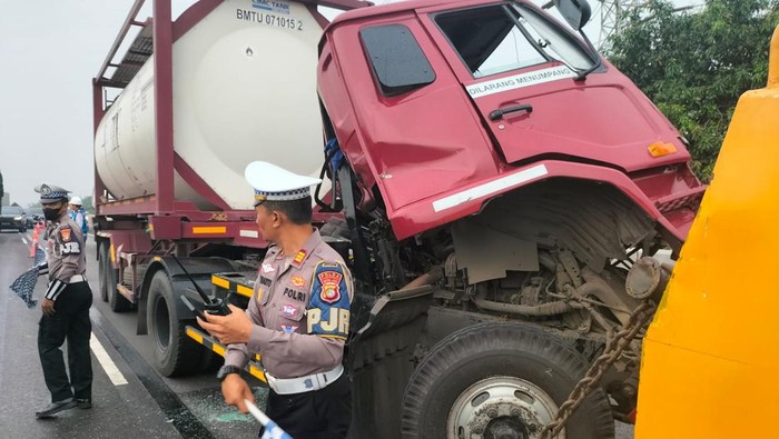 Penampakan truk tangki ringsek usai menabrak truk Fuso di Tol JORR Meruya, Kamis (16/10/2025).