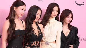 7 Gaya TWICE Tampil di Fashion Show Victorias Secret, Cetak Sejarah