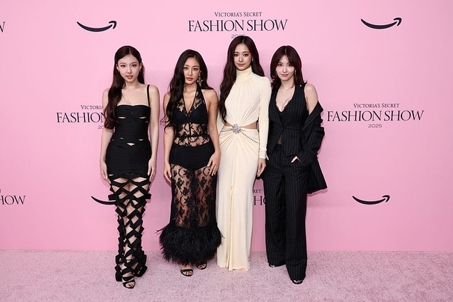 TWICE bahkan mencetak sejarah sebagai grup KPop wanita pertama yang tampil di peragaan busana Victoria’s Secret. Sementara Lisa BLACKPINK memegang rekor sebagai solois KPop usai diundang tampil Oktober lalu. Foto: Getty Images
