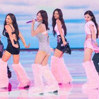“Biasanya kami tampil dengan sembilan personel, tapi kali ini kami hanya bisa tampil berempat. Jadi, aku harap kalian menikmati penampilan baru kami,” ucap leader grup KPop TWICE, Jihyo di pink carpet. Foto: Getty Images