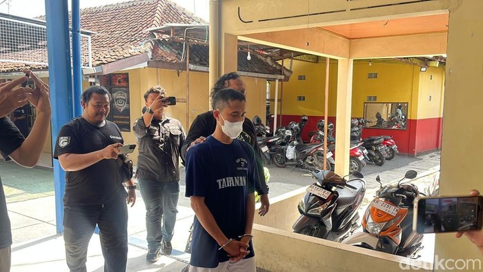 Rilis penangkapan guru TK yang cabuli muridnya di Polres Sragen, Kamis (16/10/2025).