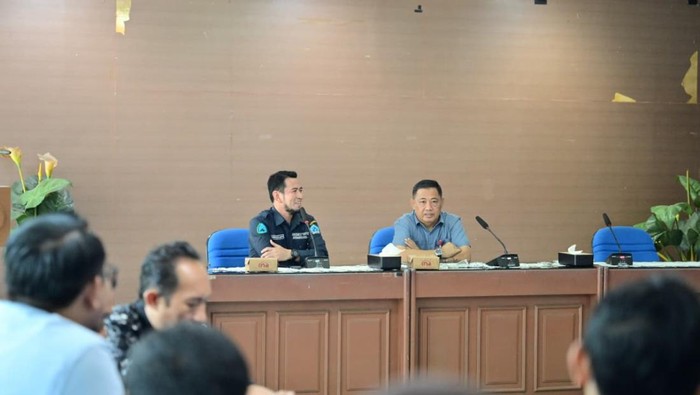 Plt Dirut PDAM Makassar Hamzah Ahmad (baju biru) saat menerima tim studi banding dari PDAM Bantaeng. Dokumen Istimewa