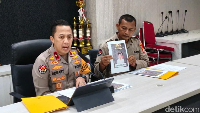 Polda Metro Jaya menetapkan 9 orang sebagai tersangka penculikan, penyiksaan, dan pemerasan yang terjadi di Pondok Aren, Tangsel. Ini peran para tersangka. (Kurniawan F/detikcom)