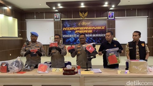 Polisi menunjukkan sejumlah barang bukti kasus pembunuhan Brigadir Esco saat konferensi pers di Polres Lombok Barat, Kamis (16/10/2025). (Foto: M Zahiruddin/detikBali)