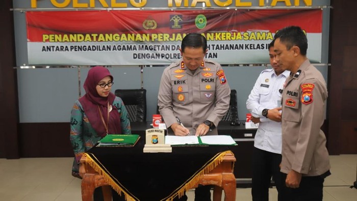 Kapolres Magetan AKBP Raden Erik Bangun Prakasa saat menandatangani Perjanjian Kerja Sama (PKS)