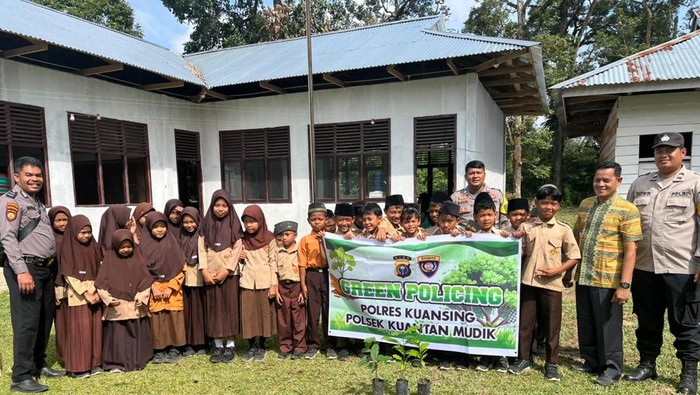 Polsek Kuantan Mudik mengajak siswa MI menanam pohon, Kamis (15/10/2025).