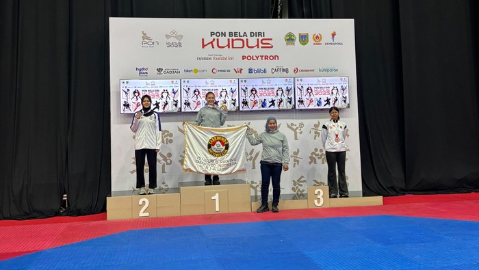 Polwan Polda Riau meraih prestasi pada kejuaraan Taekwondo di PON Beladiri Kudus 2025. (dok. Polda Riau)