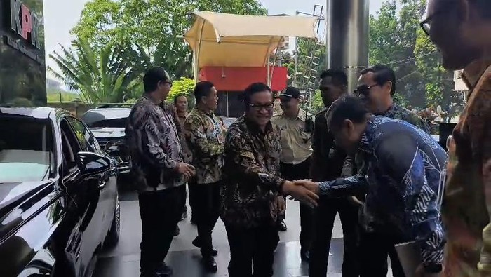 Gubernur DKI Jakarta Pramono Anung mendatangi gedung Komisi Pemberantasan Korupsi (KPK) di Kuningan, Jakarta Selatan, Kamis (16/10/2025). Pramono datang untuk membahas seputar upaya pemberantasan korupsi.