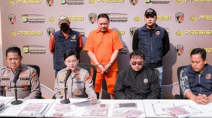 Pria berinisial BAK (43) menggelapkan aset dealer motor senilai ratusan juta rupiah. Pelaku mengaku punya utang ke 25 aplikasi pinjol. (dok Polsek Pesanggrahan)