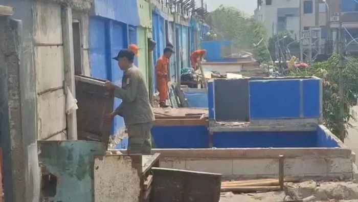 Puluhan bangunan liar di lahan eks prostitusi di kawasan Gang Royal, Jalan Bandengan Utara III, Pekojan, Tambora, Jakbar, dibongkar petugas. (ANTARA/Risky Syukur)