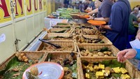 Masuk ke Warung Alam Sunda di Tanah Abang, ada meja prasmanan panjang penuh lauk. Ayam, paru, bebek, hingga pepes tersaji hangat. Nasi dan sambal bisa tambah sepuasnya, mulai Rp 15.000. Foto: Site Culinary/Visual