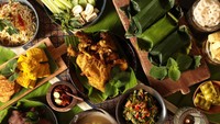 Warung Nasi Sunda E’Ceu Kokom di Kebon Jeruk punya menu prasmanan lengkap dari harga Rp 15.000. Oseng cumi, ayam penyet, hingga nasi liwet hangat berpadu dengan sambal lalap segar.  Foto: Site Culinary/Visual