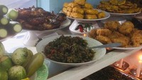 Di Sentul, Warung Prasmanan Jambu Ibu Hj Nyai sudah terkenal sejak 1990-an. Gulai kikil dan sambal dadak pedasnya melegenda. Lauknya banyak, mulai Rp 3.000 aja per porsi. Foto: Site Culinary/Visual