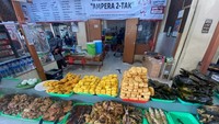 Siapa sangka di Cikini ada warung Sunda prasmanan sebesar RM Ampera 2 Tak? Dari ikan gabus sampai sampai ayam, bisa pilih sepuasnya. Harga lauk kisaran Rp 10.000, rasa sambal dadaknya juga mantap! Foto: Site Culinary/Visual
