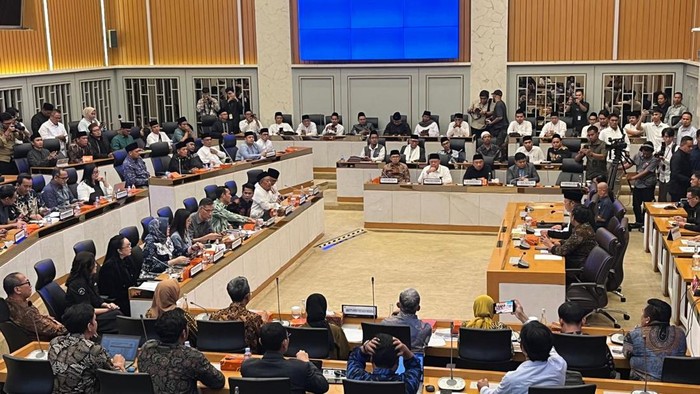 DPR RI menerima audiensi dari Himpunan Alumni Santri Pondok Pesantren Lirboyo dengan Trans7, Kamis (16/10/2025). Audiensi tersebut berkaitan dengan penayangan program siaran Xpose Uncensored di Trans7.