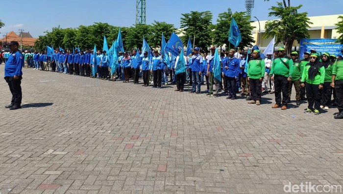 Ratusan buruh apel di Sidoarjo