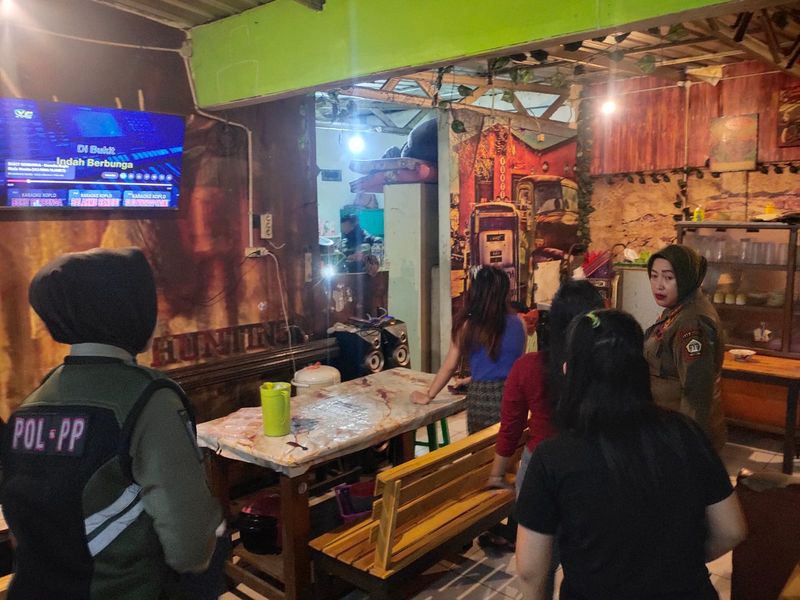 Razia warung kopi pangku Gresik