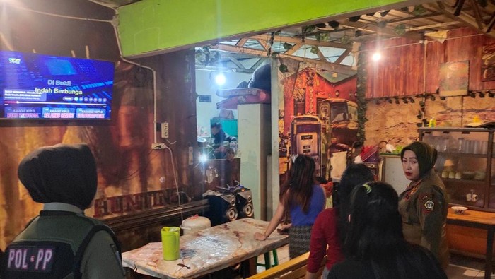 Razia warung kopi pangku Gresik