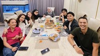 Salah satu momennya terlihat ketika penyanyi lagu ‘Berharap Tak Berpisah’ itu kumpul di rumah bersama anaknya Aaliyah dan keluarga lainnya untuk menikmati sejumlah makanan. Di meja mereka sudah ada jajanan seperti martabak, crepes, dan aneka lauk gurih. Foto: Instagram @rezaartameviaofficial / @aaliyah.massaid