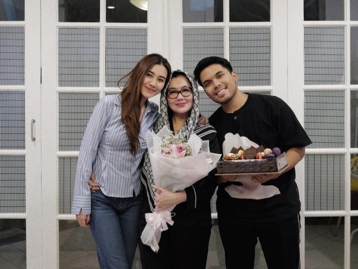 Reza Artamevia Kumpul Bareng Anak-Anaknya, Ngemil Kue hingga Pizza