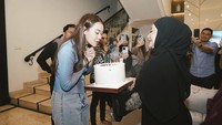 Gantian, kali ini penyanyi 50 tahun itu yang memberi kejutan ketika anaknya, Aaliyah Massaid berulang tahun. Reza membawakan kue ulang tahun besar berbentuk dengan krim putih di sekelilingnya. Foto: Instagram @rezaartameviaofficial / @aaliyah.massaid