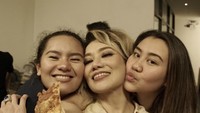 Saat ada jadwal manggung, kedua putri Reza Artamevia sempat menemaninya di ruang tunggu. Mereka pun tampak menikmati pizza nih. Foto: Instagram @rezaartameviaofficial / @aaliyah.massaid