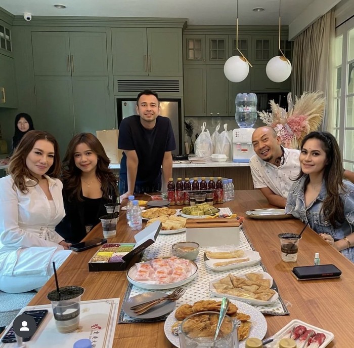 Reza Artamevia Kumpul Bareng Anak-Anaknya, Ngemil Kue hingga Pizza