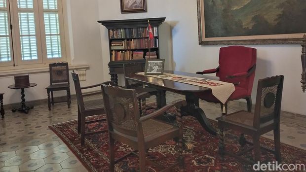 Rumah bergaya kolonial Cikini 82