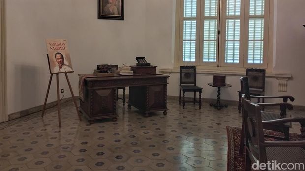 Rumah bergaya kolonial Cikini 82