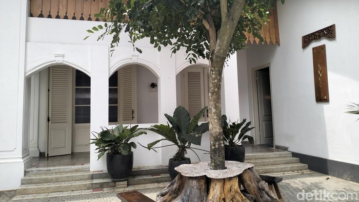 Rumah bergaya kolonial Cikini 82 Rumah bergaya kolonial Cikini 82