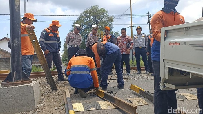 Salah satu perlintasan sebidang tanpa palang pintu di Blitar.